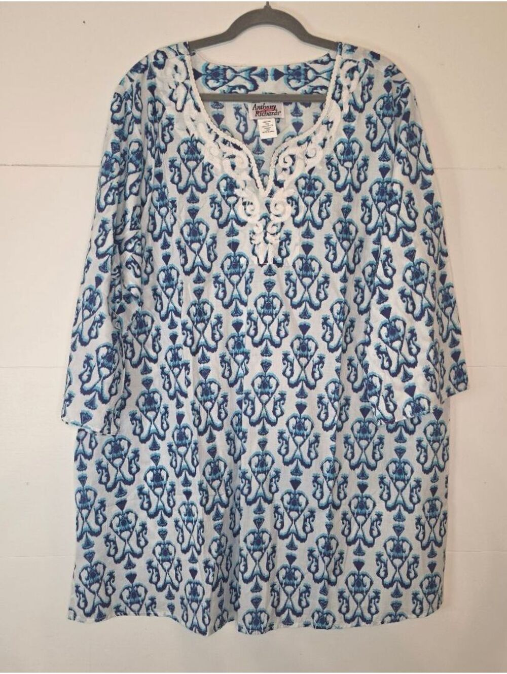 NWOT Anthony Richards Blu/Wh Damask Ikat Tunic Top Lace Trim V-Neck, sz 22W,#157